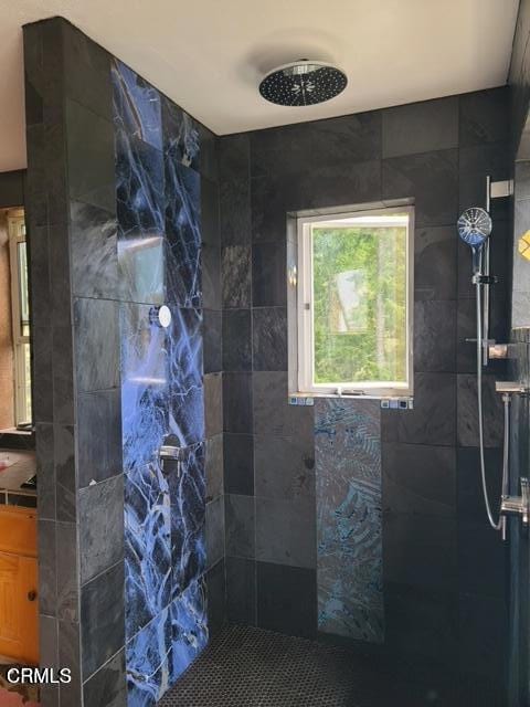 bathroom featuring tiled shower