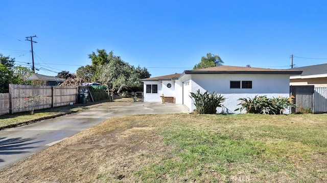 view of front of property featuring a patio and a front lawn