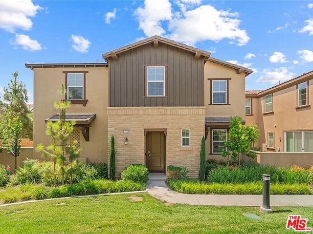 view of front of home featuring a front lawn