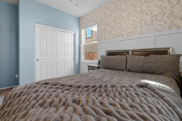 bedroom featuring carpet flooring and a closet