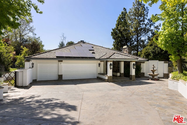 view of front facade featuring a garage