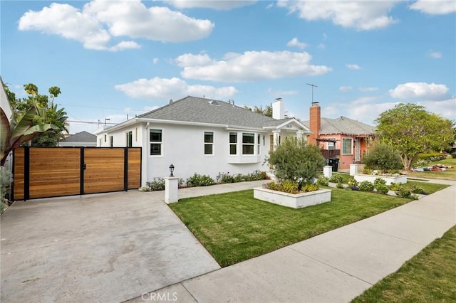 view of front of home featuring a front lawn