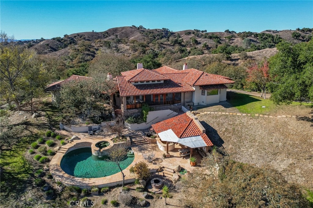 birds eye view of property featuring a mountain view