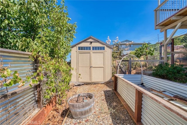 view of yard featuring a storage unit