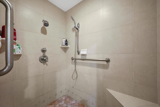 bathroom featuring a tile shower