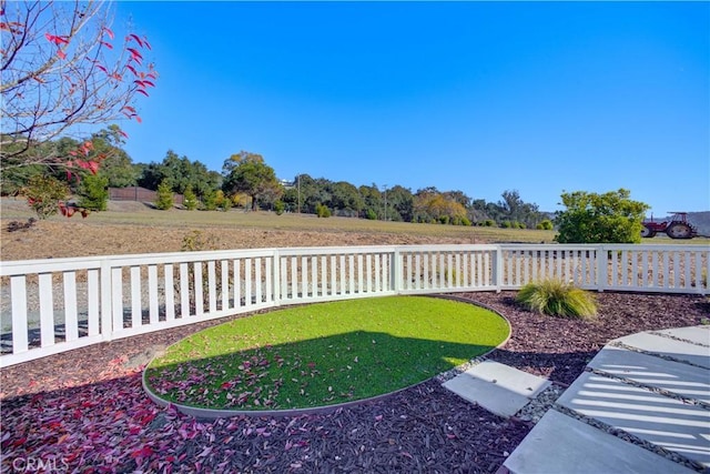 view of yard featuring a rural view