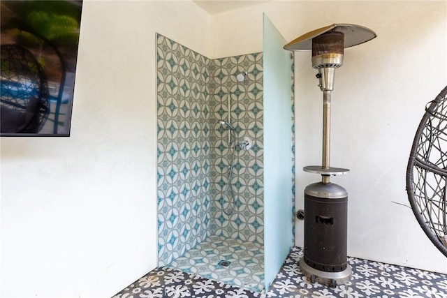 bathroom featuring a tile shower