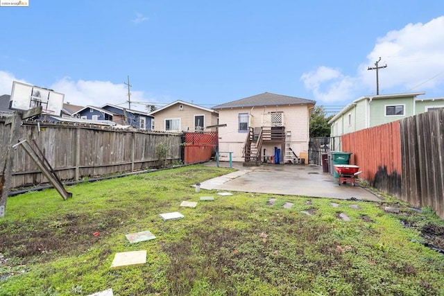 view of yard featuring a patio area