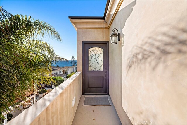 property entrance featuring a balcony