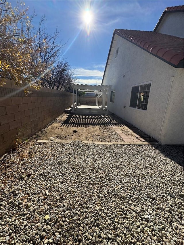 view of yard featuring a pergola