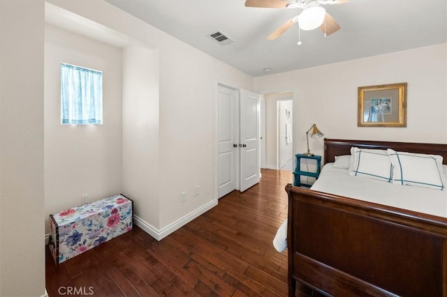 bedroom with dark wood-type flooring, ceiling fan, and a closet