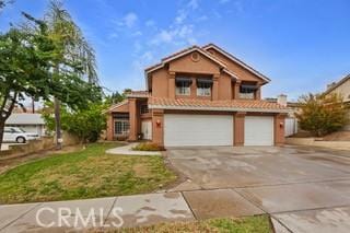 view of front of home featuring a front yard and a garage