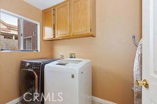 laundry area featuring cabinets and independent washer and dryer