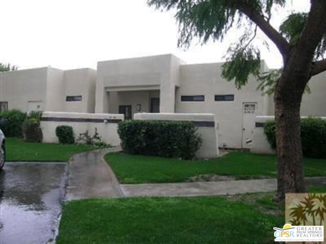 view of front of property featuring a front lawn