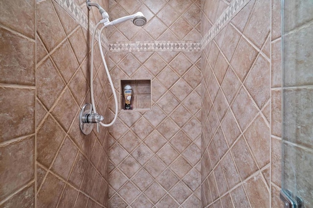 bathroom featuring a tile shower