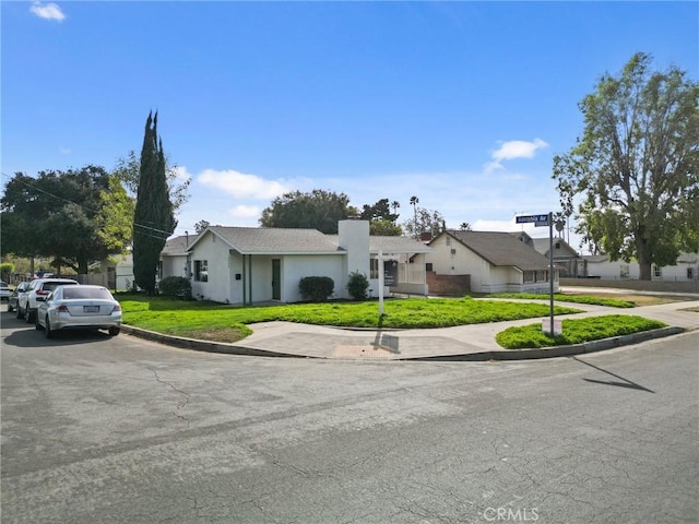 view of front of house featuring a front lawn