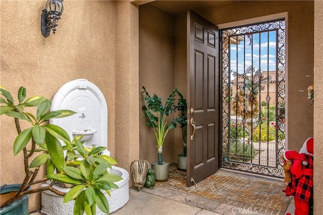 property entrance featuring stucco siding