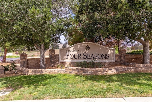 community / neighborhood sign featuring a lawn