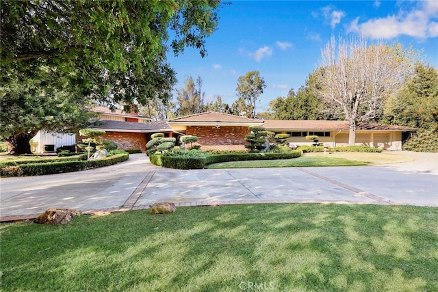 view of front facade featuring a front yard