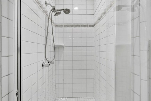 bathroom featuring a tile shower