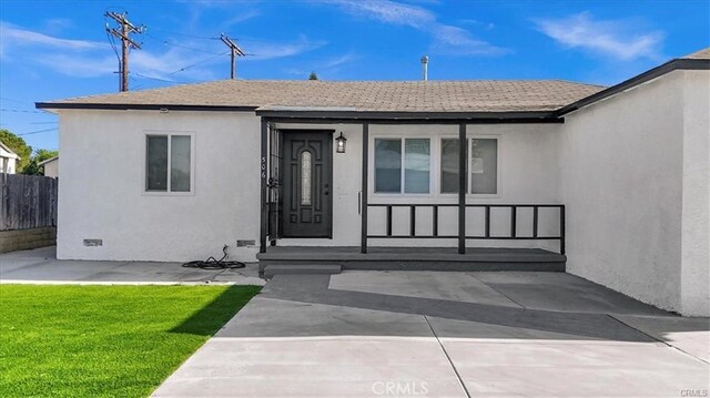 view of front of house featuring a front lawn