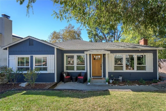 view of front of house featuring a front lawn