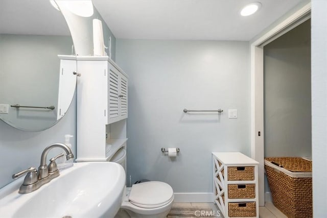 bathroom featuring toilet and sink