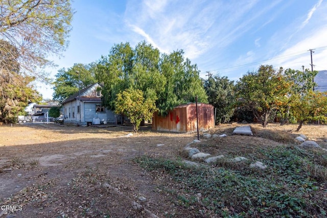 view of yard with a storage shed