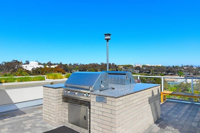 view of patio / terrace featuring an outdoor kitchen