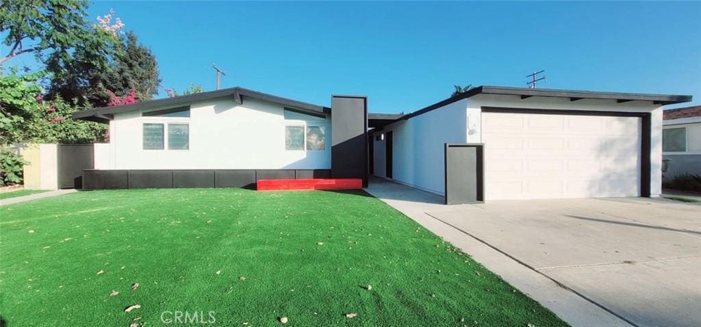 view of front of home featuring a garage and a front yard