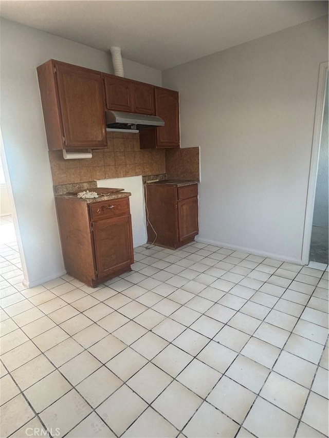 kitchen with decorative backsplash