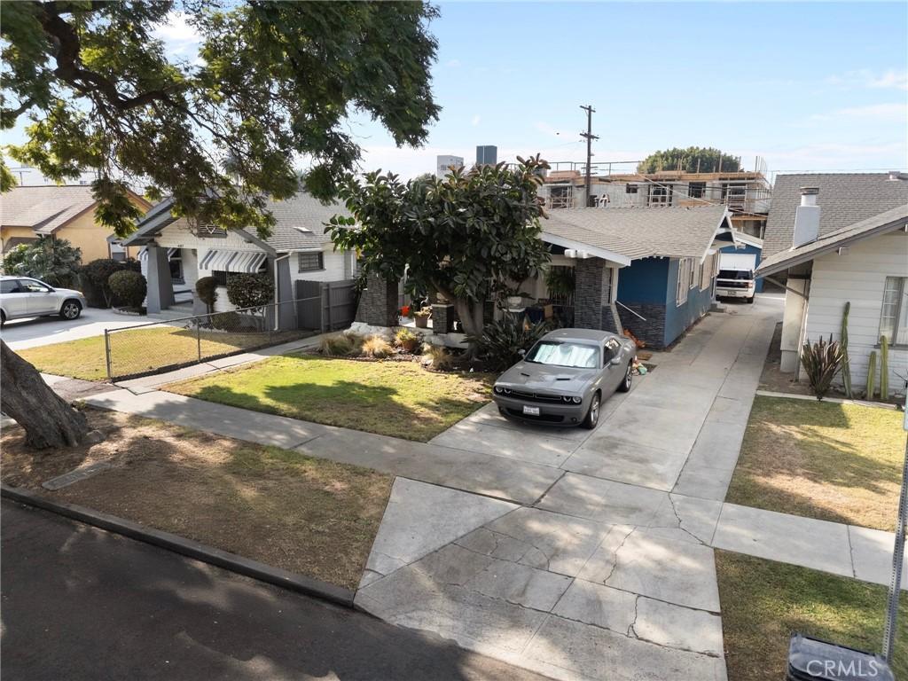 single story home with a front yard