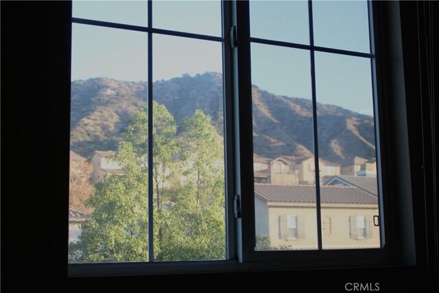 interior details featuring a mountain view