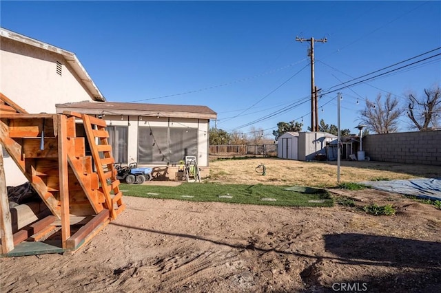 view of yard featuring a shed