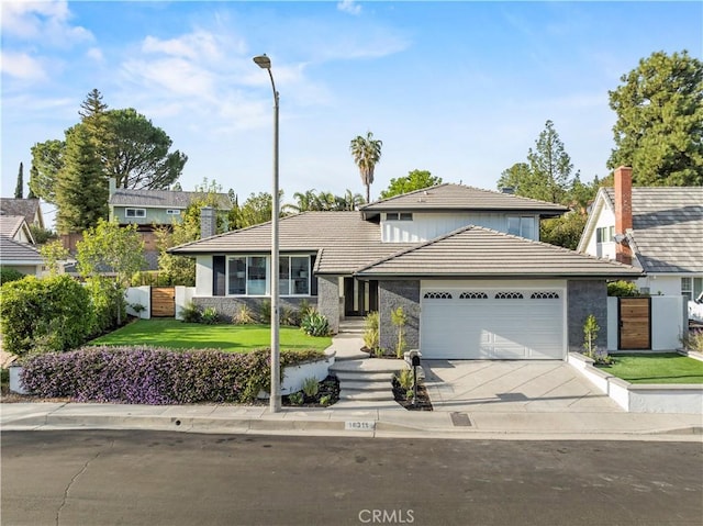 view of front of home featuring a front yard and a garage