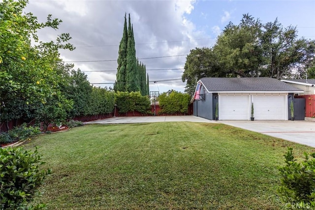 view of yard with an outbuilding and a garage