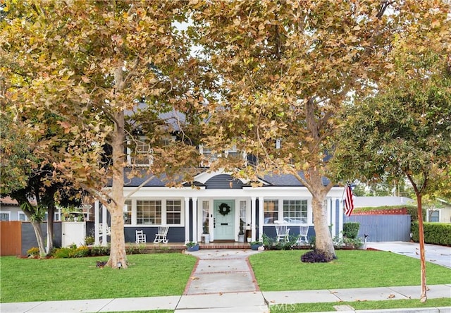 view of front of home featuring a front lawn