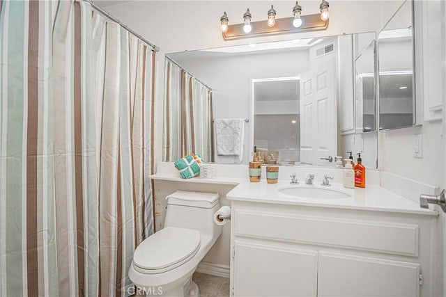 bathroom with a shower with curtain, vanity, and toilet