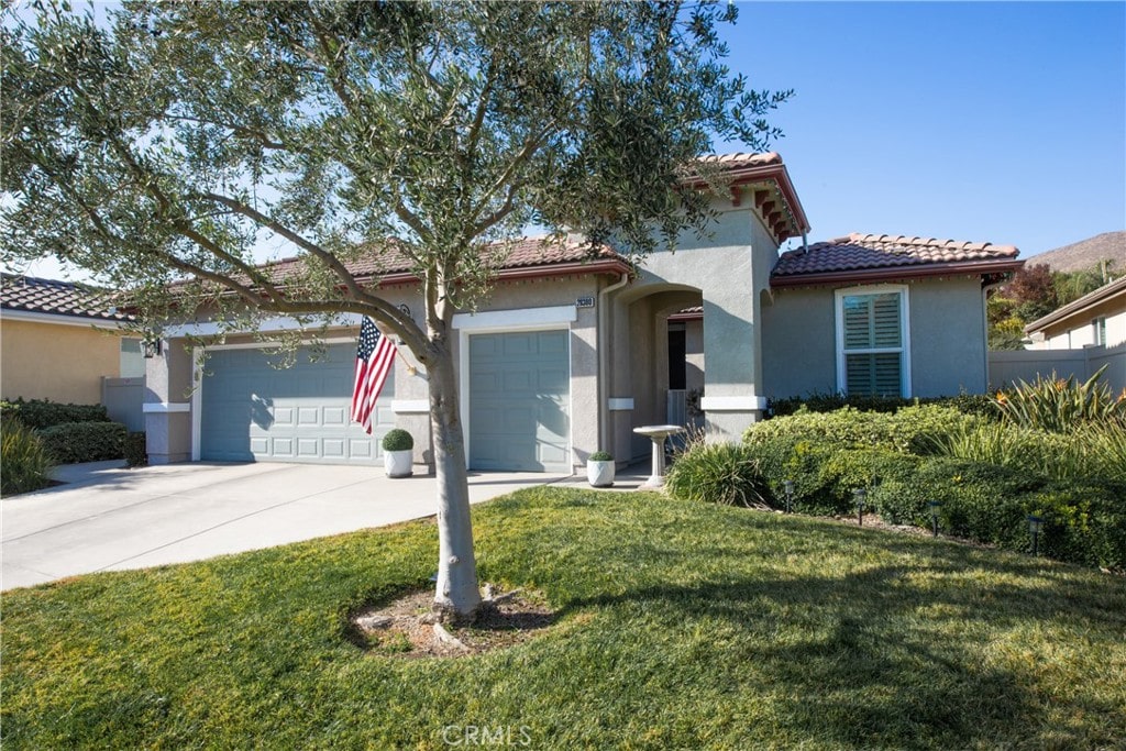 view of front of property featuring a front yard and a garage