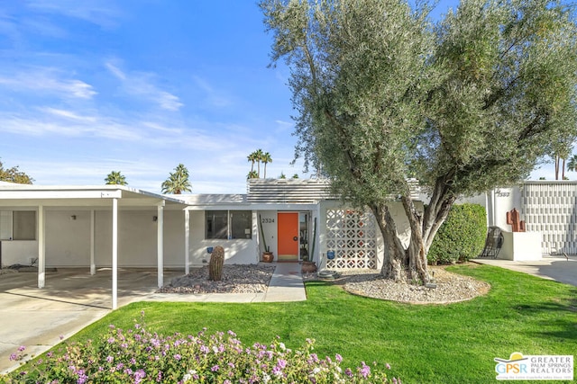 view of front of property featuring a carport and a front lawn