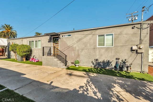 view of front of home featuring a patio