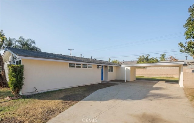 single story home with a carport