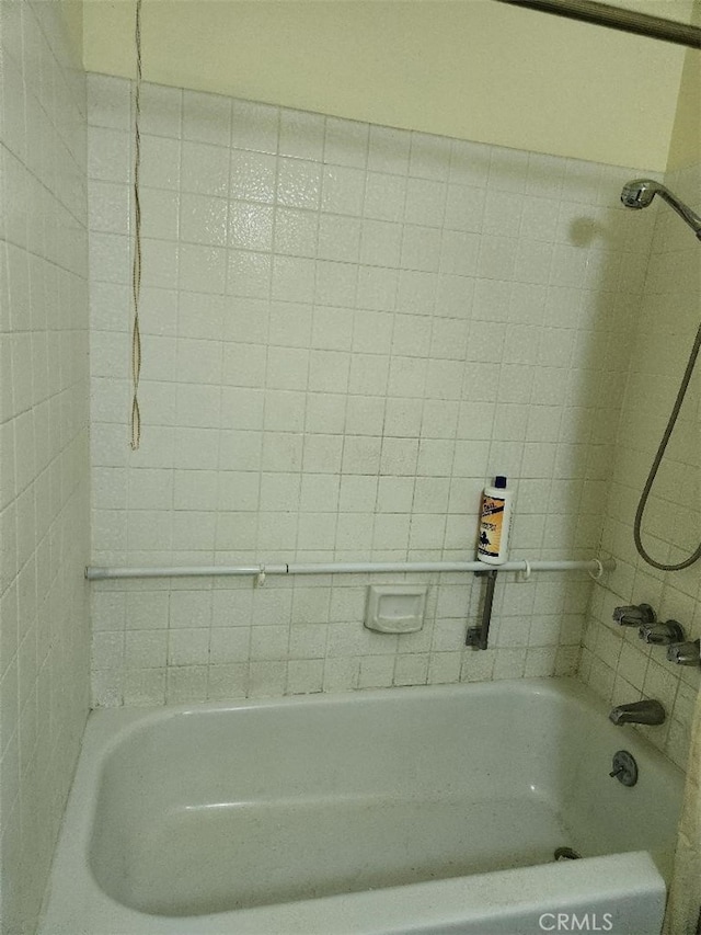 bathroom with tiled shower / bath