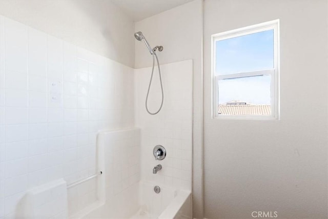 bathroom with tiled shower / bath