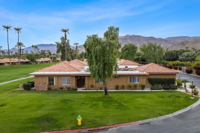 view of front facade with a mountain view and a front lawn