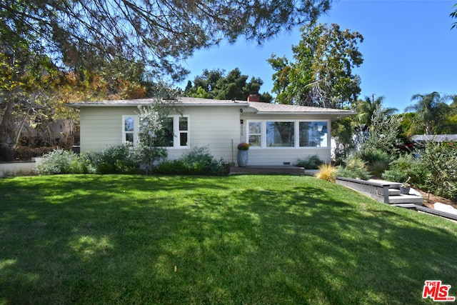 view of front of home featuring a front yard