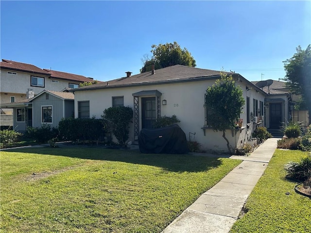 single story home featuring a front lawn