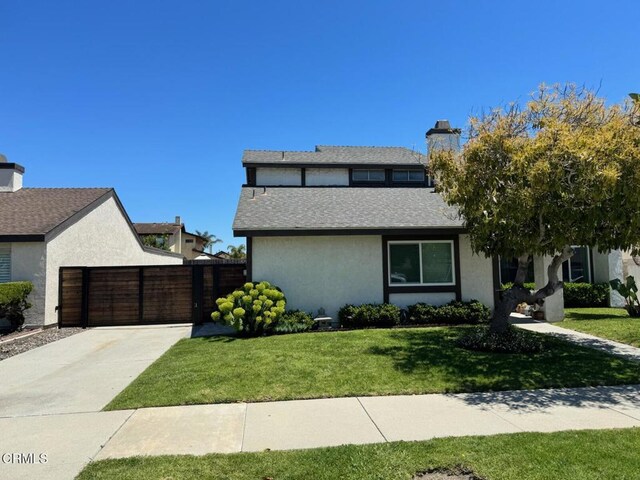 view of front of property featuring a front lawn