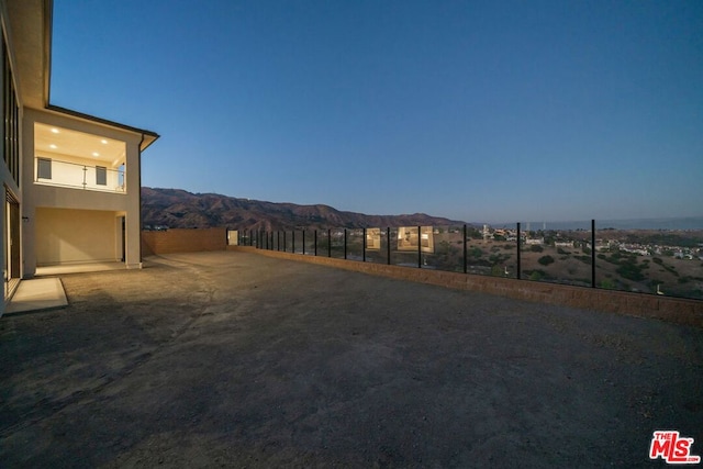 view of yard with a mountain view