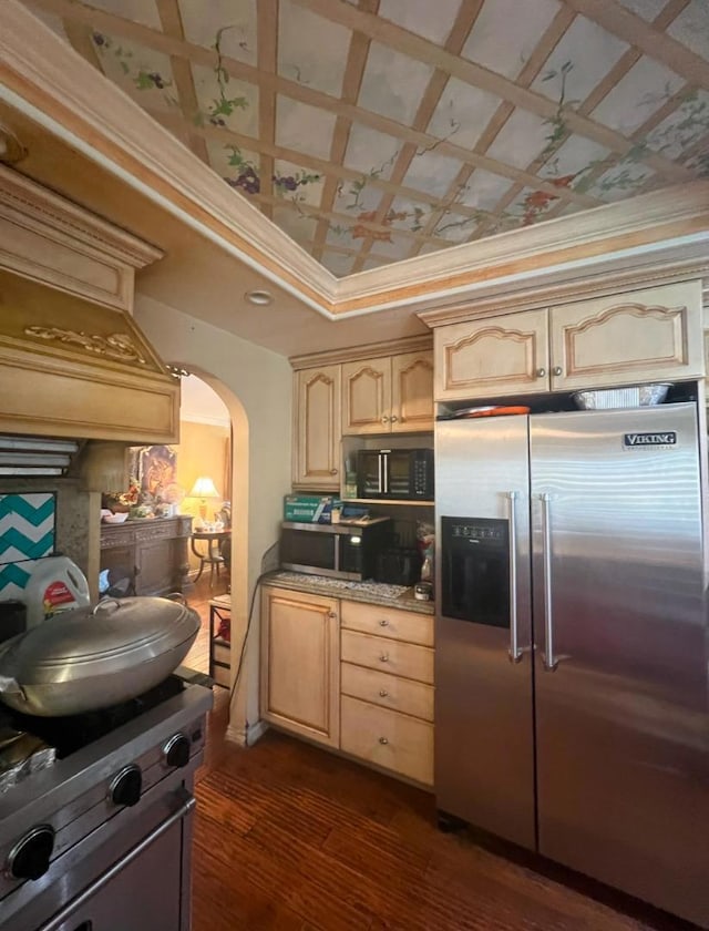 kitchen with crown molding, dark wood-type flooring, stainless steel appliances, tasteful backsplash, and light brown cabinetry